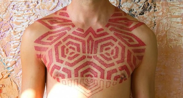 Tattoo met rode inkt